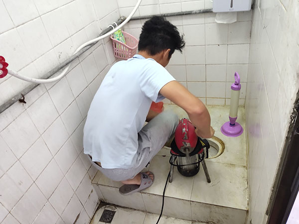 河南肥皂掉到马桶里把马桶堵住了怎么办？马桶堵住了怎么办